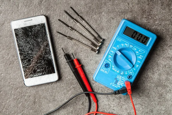 Smartphone with broken screen — Stock Photo, Image