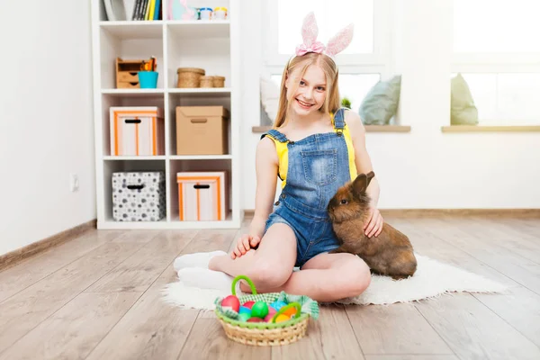 Teenage girl holding Easter eggs — Stock Photo, Image