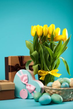 Mavi arkaplanda sarı laleler