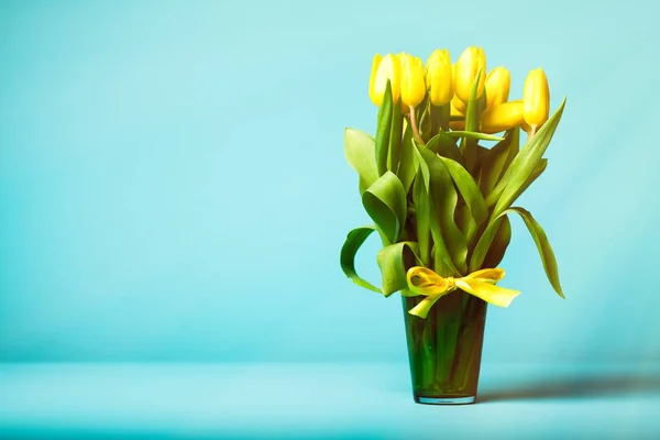 Tulipanes amarillos sobre fondo azul — Foto de Stock