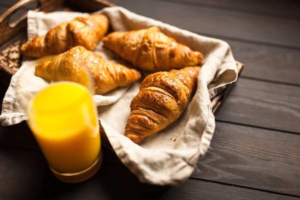 Máslo čerstvé croissanty — Stock fotografie