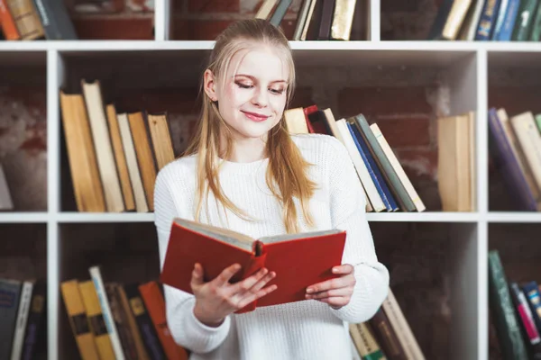 Tonårig flicka i ett bibliotek — Stockfoto