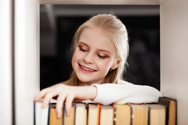 Tiener meisje in een bibliotheek — Stockfoto