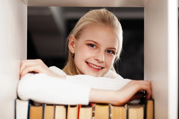 Adolescente dans une bibliothèque — Photo