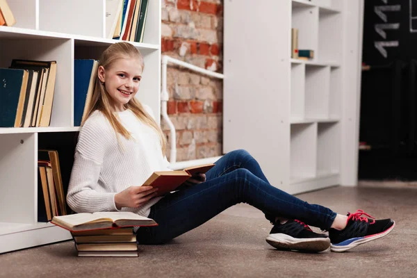 Adolescente em uma biblioteca — Fotografia de Stock