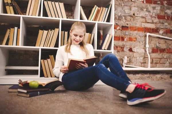 Teenage girl in a library — Stock Photo, Image