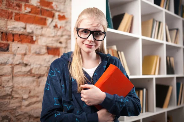 Adolescente dans une bibliothèque — Photo