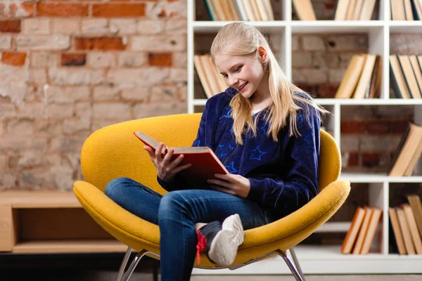 Adolescente en una biblioteca — Foto de Stock