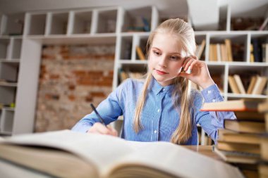 bir kitaplıktaki genç kız