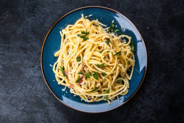 Spagetti carbonara pancetta ve yumurta ile