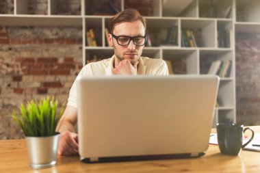 genç adam bir dizüstü bilgisayar ile