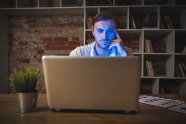 genç adam bir dizüstü bilgisayar ile