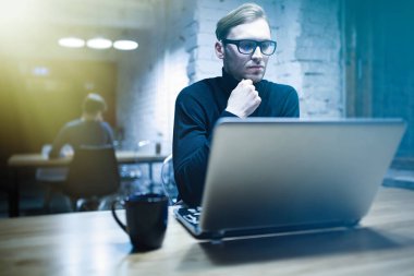 genç adam bir dizüstü bilgisayar ile