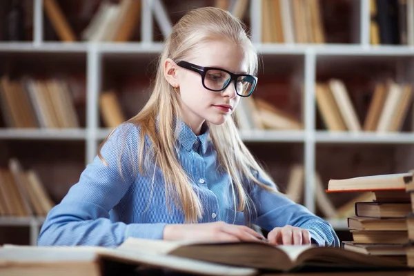 Tiener meisje in een bibliotheek — Stockfoto