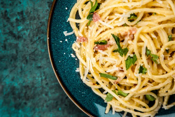 Spaghetti carbonara con huevo y panceta — Foto de Stock