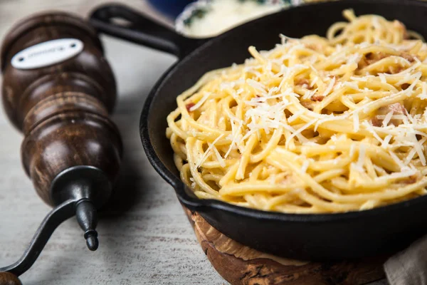 Spaghetti carbonara con huevo y panceta — Foto de Stock