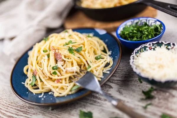 Spaghetti carbonara con huevo y panceta — Foto de Stock