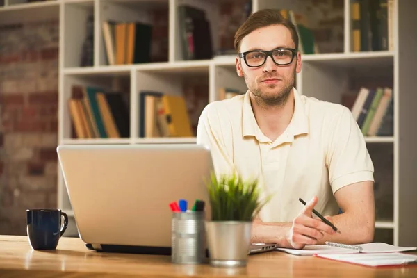 Jovem com um laptop — Fotografia de Stock