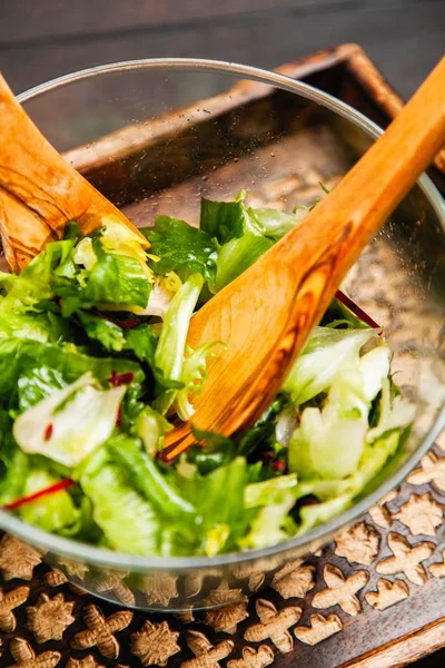 Frischer grüner Salat — Stockfoto