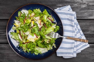 Taze yeşil salata.