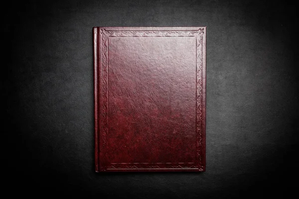 Vieux livre recouvert de cuir — Photo
