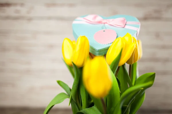 Gele tulpen op houten achtergrond — Stockfoto