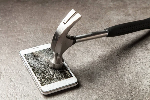 Смартфон з розбитим екраном — стокове фото