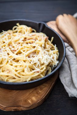 Spagetti carbonara pancetta ve yumurta ile