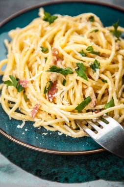 Spagetti carbonara pancetta ve yumurta ile