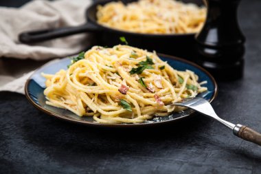 Spagetti carbonara pancetta ve yumurta ile