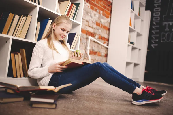 Adolescente en una biblioteca — Foto de Stock