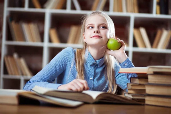 Adolescente em uma biblioteca — Fotografia de Stock