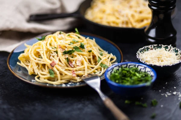 Spaghetti carbonara con huevo y panceta — Foto de Stock