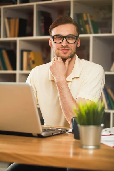 Jovem com um laptop — Fotografia de Stock