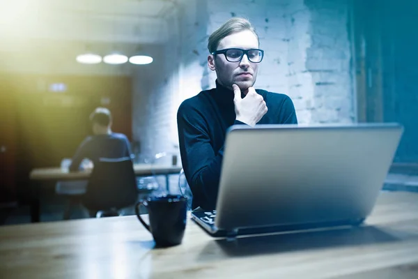 Young man with a laptop — Stock Photo, Image