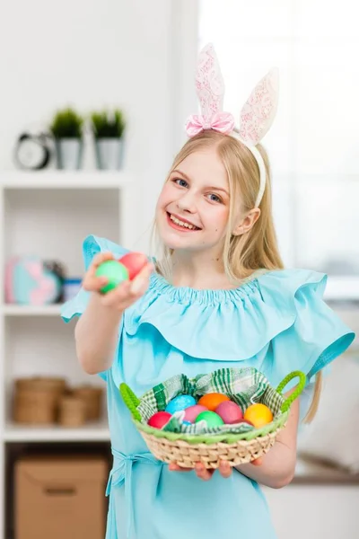 Teenage girl holding Easter eggs — Stock Photo, Image