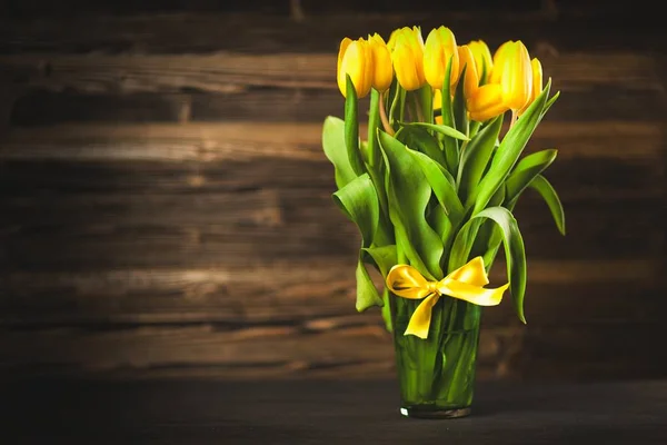 Tulipanes amarillos sobre fondo de madera — Foto de Stock