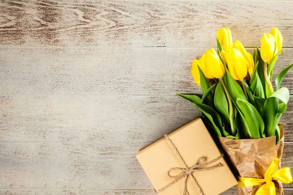 Yellow tulips on wooden background — Stock Photo, Image