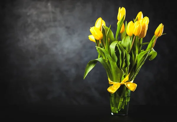 Tulipanes amarillos sobre fondo oscuro — Foto de Stock