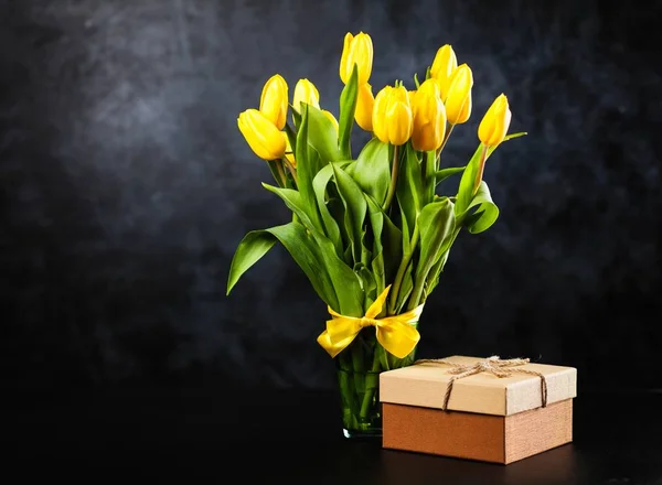 Tulipanes amarillos sobre fondo oscuro — Foto de Stock