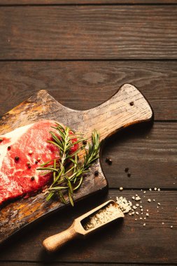 Ahşap kesme tahtası üzerinde çiğ biftek