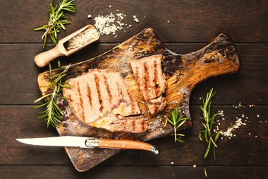 Tahta kesme tahtasında ızgara biftek.