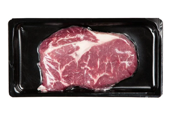 Rohes Steak in luftdichter Verpackung — Stockfoto