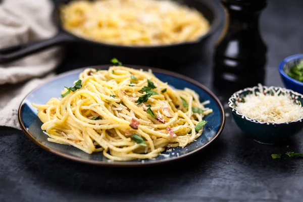 Spaghetti carbonara con huevo y panceta — Foto de Stock