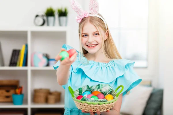 Tonårig flicka håller påskägg — Stockfoto