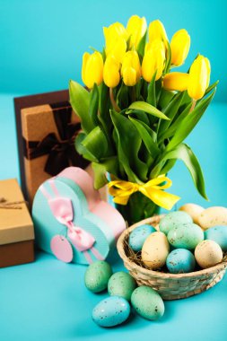 Mavi arkaplanda sarı laleler