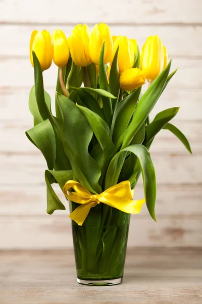 Tulipanes amarillos sobre fondo de madera — Foto de Stock