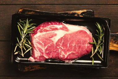 Hava geçirmez bir ambalaj içinde çiğ biftek