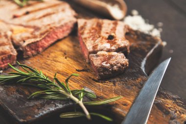 Tahta kesme tahtasında ızgara biftek.