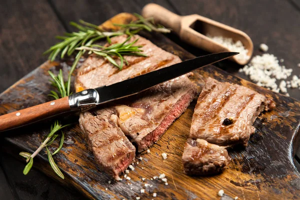 Gegrilde biefstuk op houten snijplank — Stockfoto